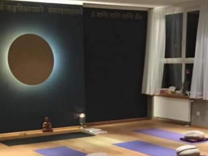YOGA-fuer-JEDEN-Holistic-Yoga YOGA-fuer-JEDEN-Holistic-Yoga